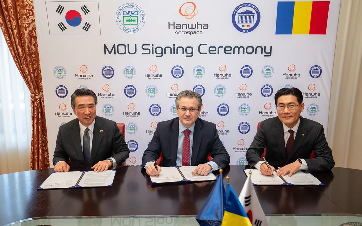 Representatives from Hanwha Aerospace Romania, UPB, and PNU sign trilateral MoU to support local defense workforce and R&D collaboration.