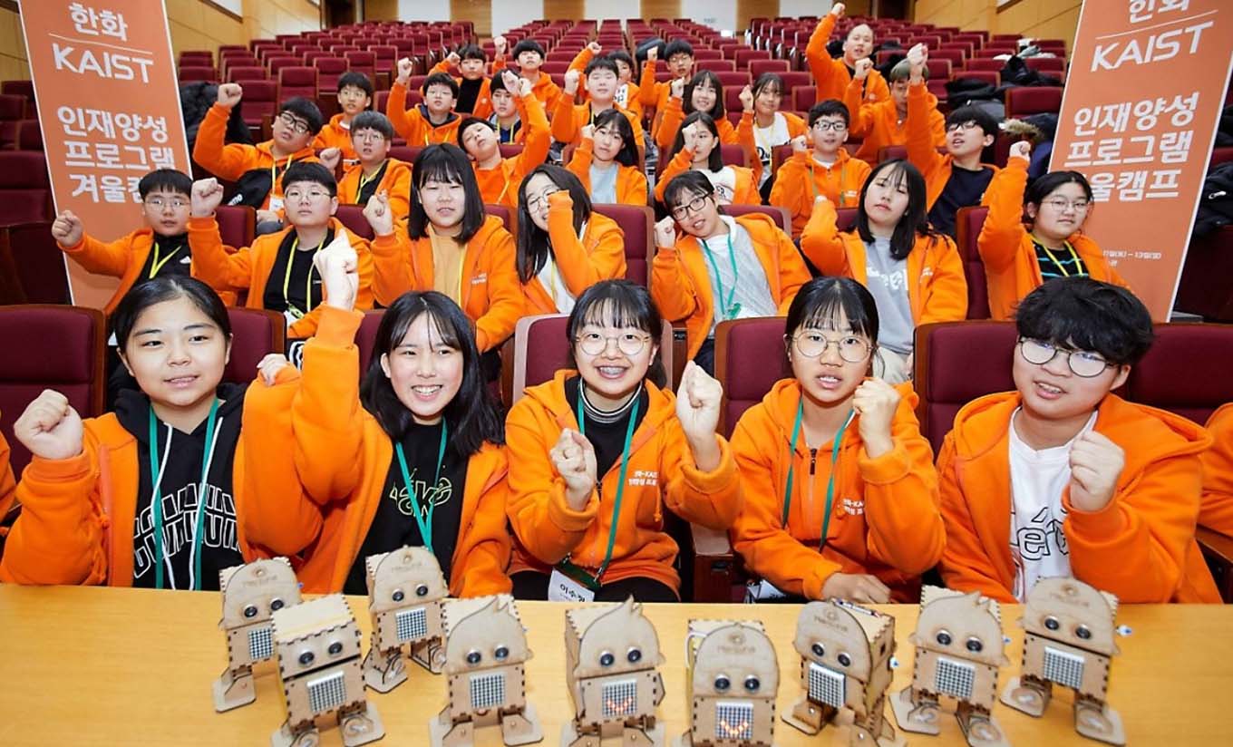 In partnership with KAIST, Hanwha mentors middle school students in science and engineering.