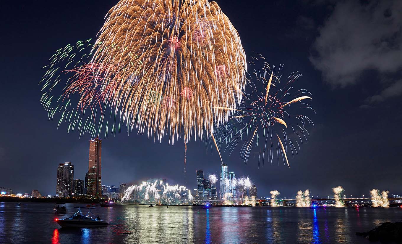 Hanwha serves as a sponsor of the annual Seoul International Fireworks Festival, one of the city's flagship cultural festivals.