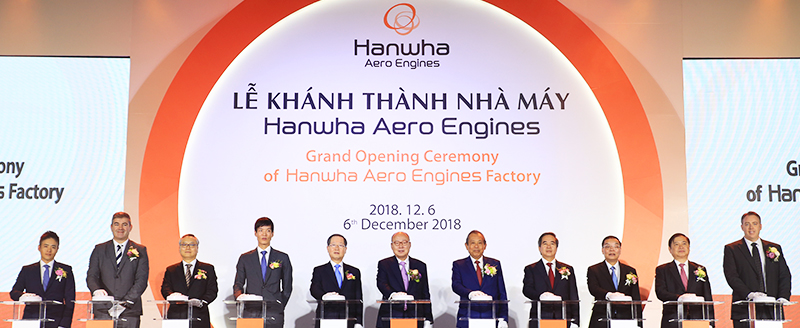 Hanwha Group Chairman Seung Youn Kim and other VIPs officiating the completion of Hanwha Aerospace’s Vietnam manufacturing plant