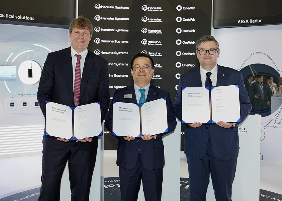 Hanwha Systems, Hanwha Defense and OneWeb Sign MOU for Australian Military Satellite Connectivity Services