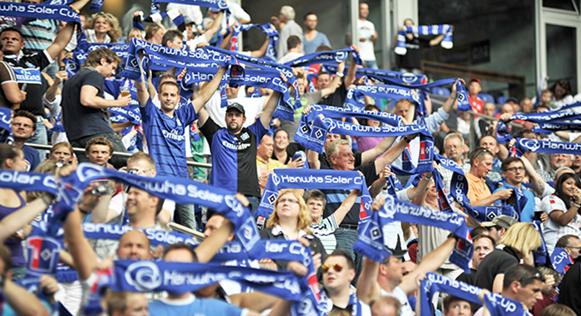 HSV supporters cheer with Hanwha scarves