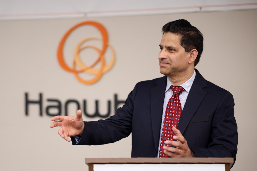 Anil addresses colleagues at Hanwha Aerospace USA.