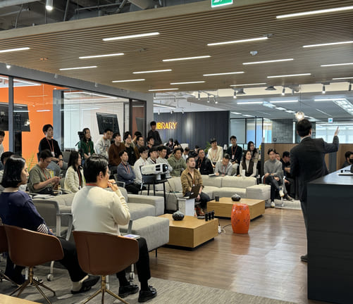 A special lecturer gives a presentation to employees of Carrot General Insurance during a town hall meeting.