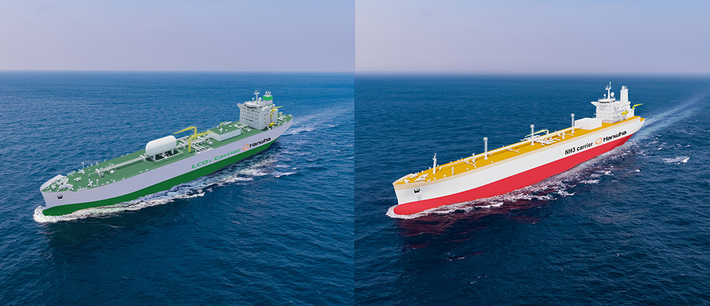 Hanwha Ocean’s liquefied hydrogen carrier and ammonia carrier, powered by ammonia, on the ocean side by side