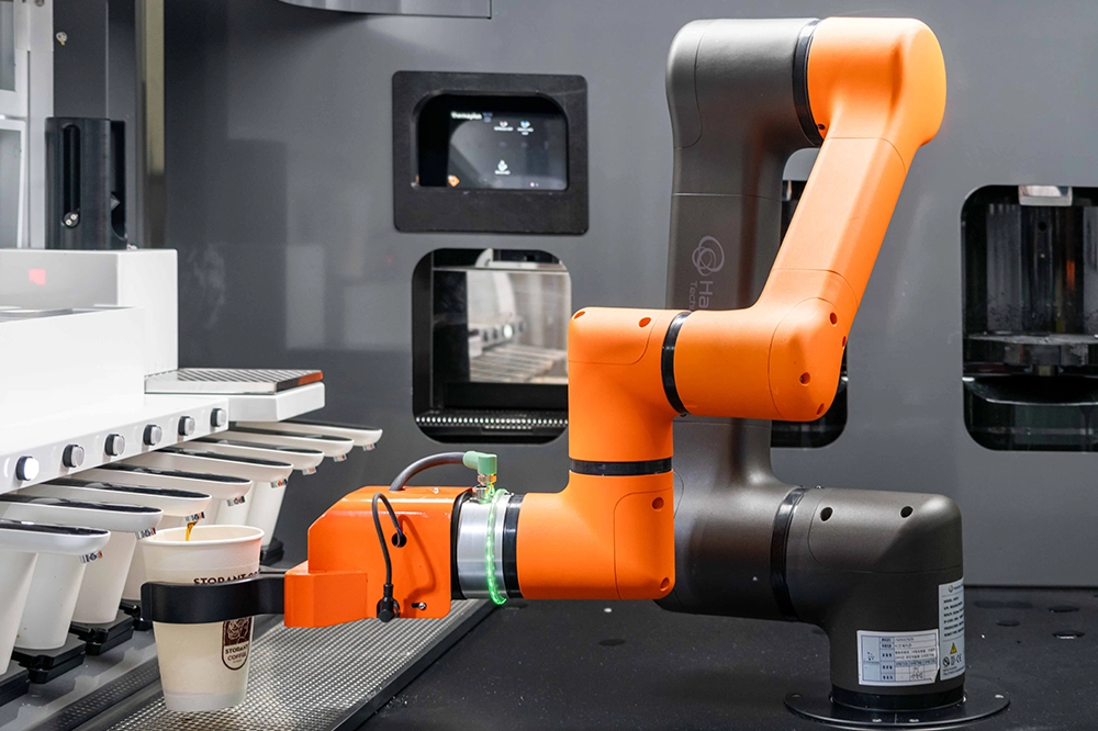 Equipped with attachments like grippers, cobots can handle a variety of tasks in food and beverage preparation. 