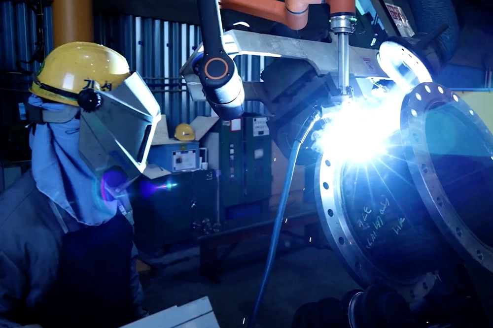 Cobots’ intuitive programming and lightweight design make them ideal for tasks like welding. 