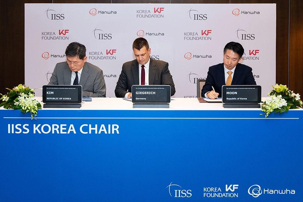 Hanwha and IISS officials discuss the IISS Korea Chair partnership in Singapore.