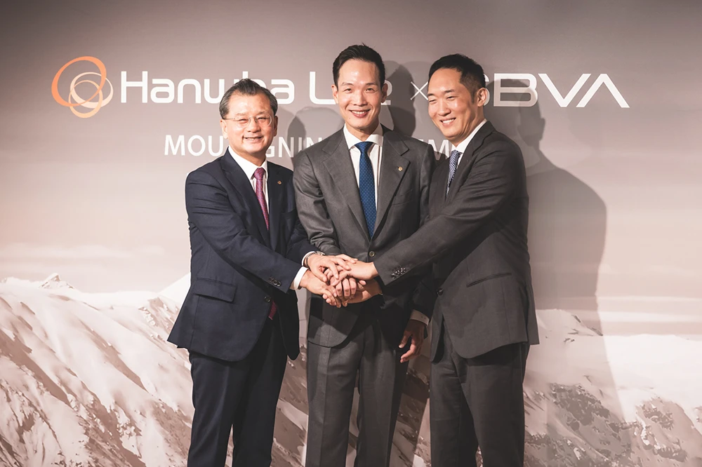 Executives from Hanwha Life and SBVA celebrate their partnership for AI innovation at the World Economic Forum in Davos.