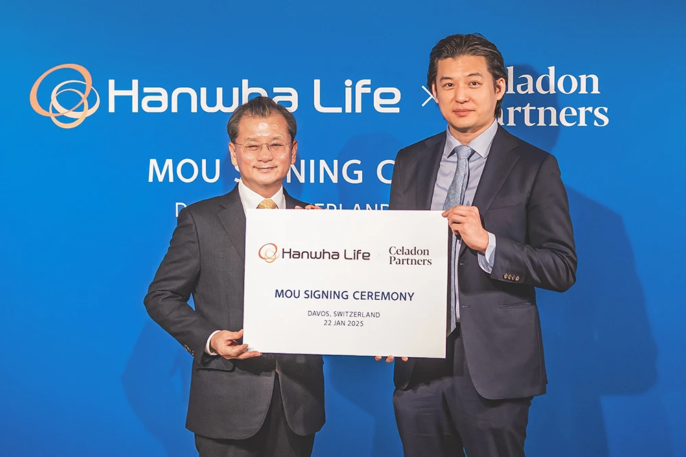 Hanwha Life Vice Chairman and CEO Seung-Joo Yeo and Celadon Partners CEO Donald Tang at the MOU signing ceremony at Davos.