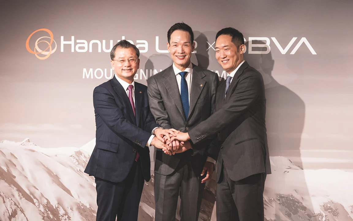 Executives from Hanwha Life and SBVA celebrate their partnership for AI innovation at the World Economic Forum in Davos.